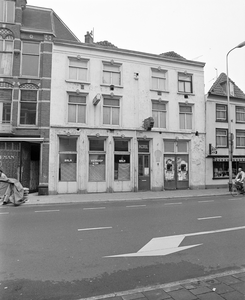 880786 Gezicht op de voorgevel van het vervallen en leegstaande pand Voorstraat 28 te Utrecht.